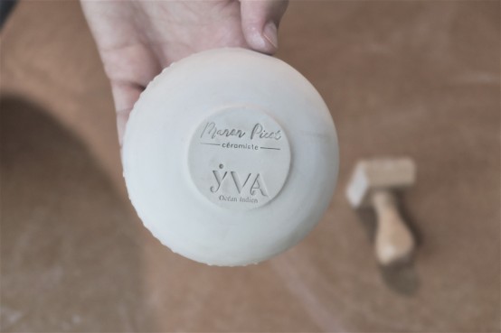 Personnalisez vos céramiques en apposant un tampon sur la terre ou l'argile  – ATELIER TAMPONS PARIS