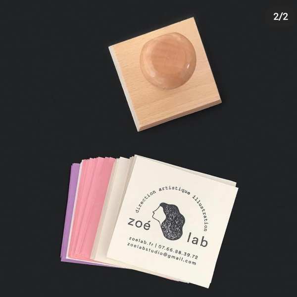 tampon 4 x 4 cm personnalisé avec le logo d'une illustratrice nommée Zoé Lab avec lequel elle a personnalisé des cartes de visite